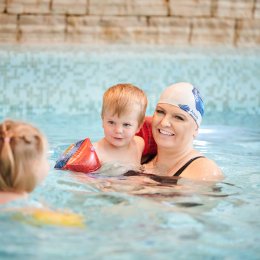 / 18 LUTEGO / Zajęcia na basenie z udziałem Otylii Jędrzejczak oraz pokaz iluzji