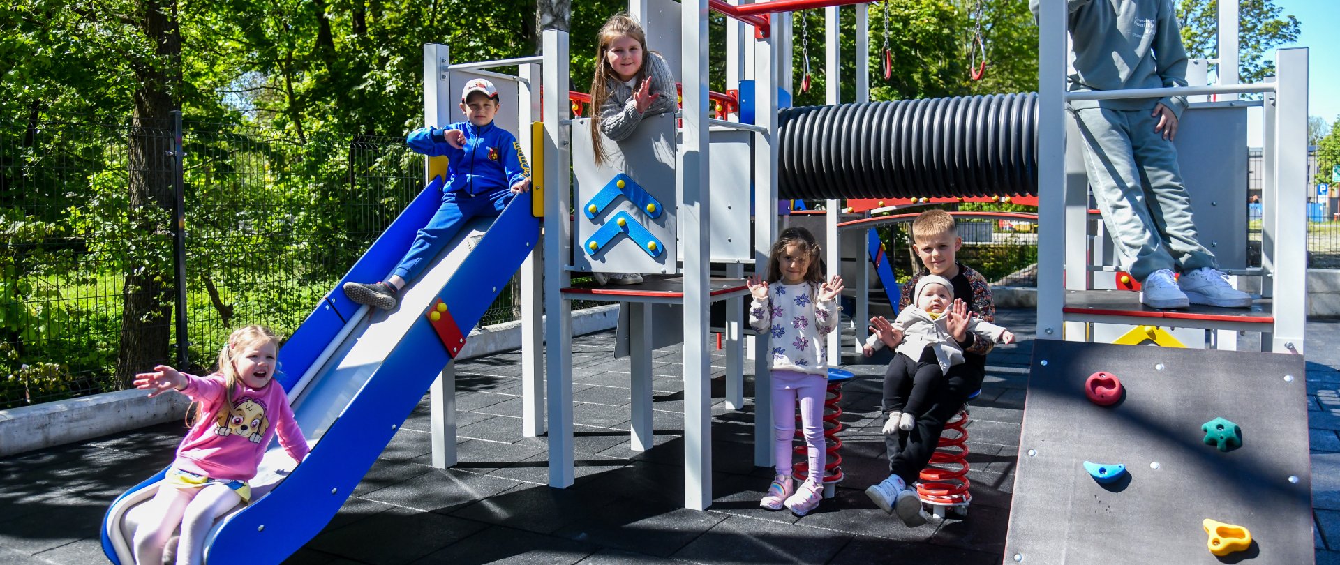 Zewnętrzny Plac Zabaw - Poznaj Rzekę pełną przygód!