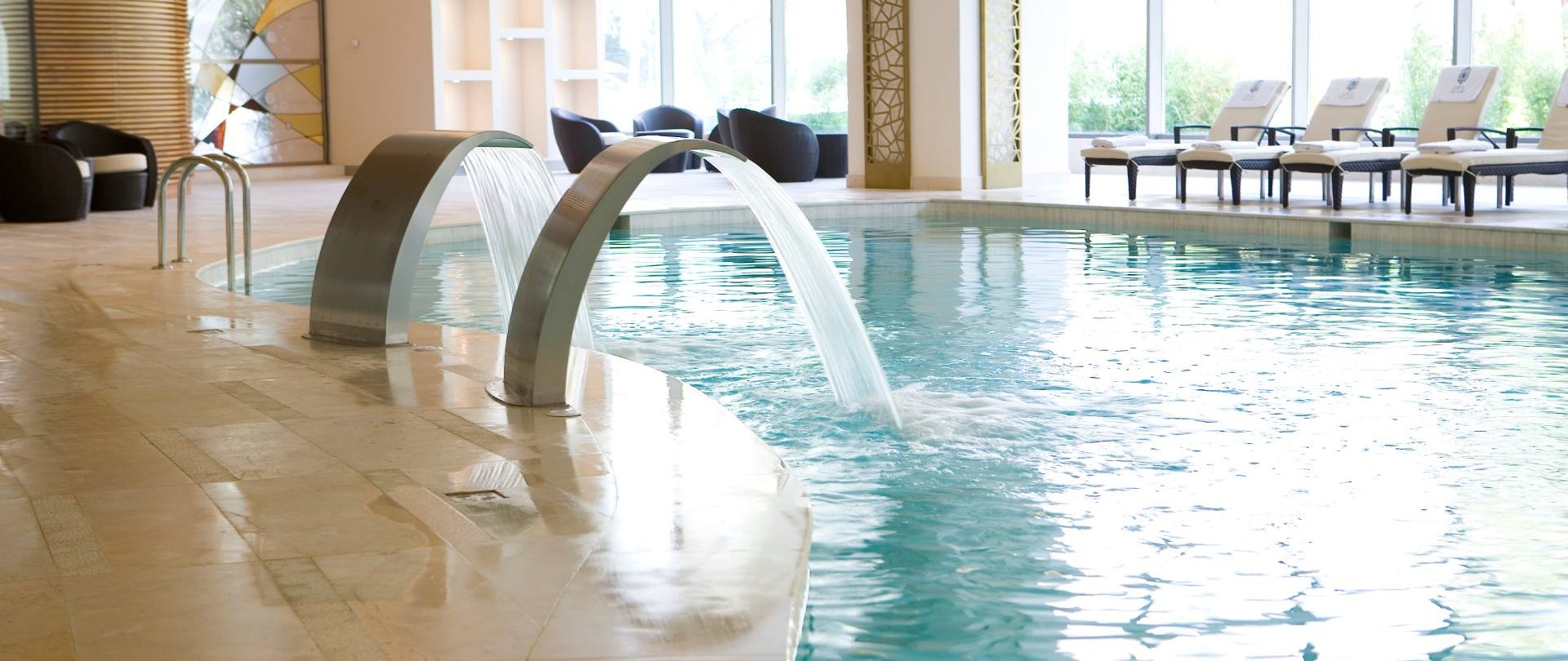 Dlaczego hotel z basenem to dobre miejsce na spędzenie wakacji?