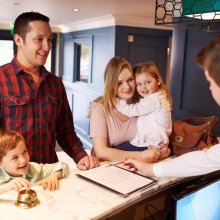 Gdzie szukać noclegu dla rodziny z dziećmi, planując wakacje w Redzie i okolicach?