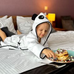Jak przygotować się na pobyt w hotelu z małym dzieckiem? Praktyczny poradnik dla rodziców