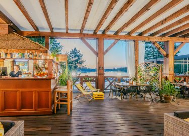 Restauracja Wiatr i Woda nad jeziorem Tajty 