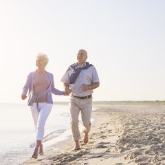 Wczasy dla seniorów nad morzem – odkrywanie uroków jesieni