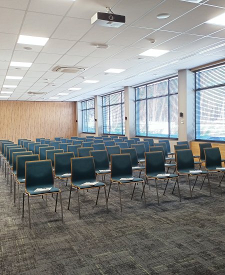ORGANISATION EINES SAALS FÜR EINE FIRMENKONFERENZ AM MEER