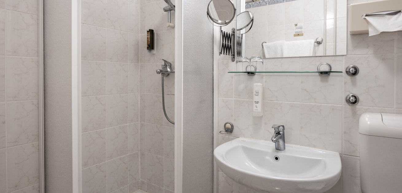 Camera doppia con letti singoli e vista lago