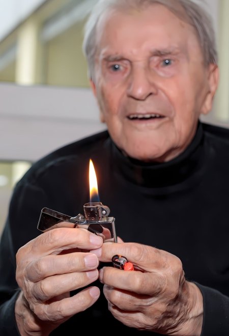 Elegantni vžigalnik iz Davosa, 1945