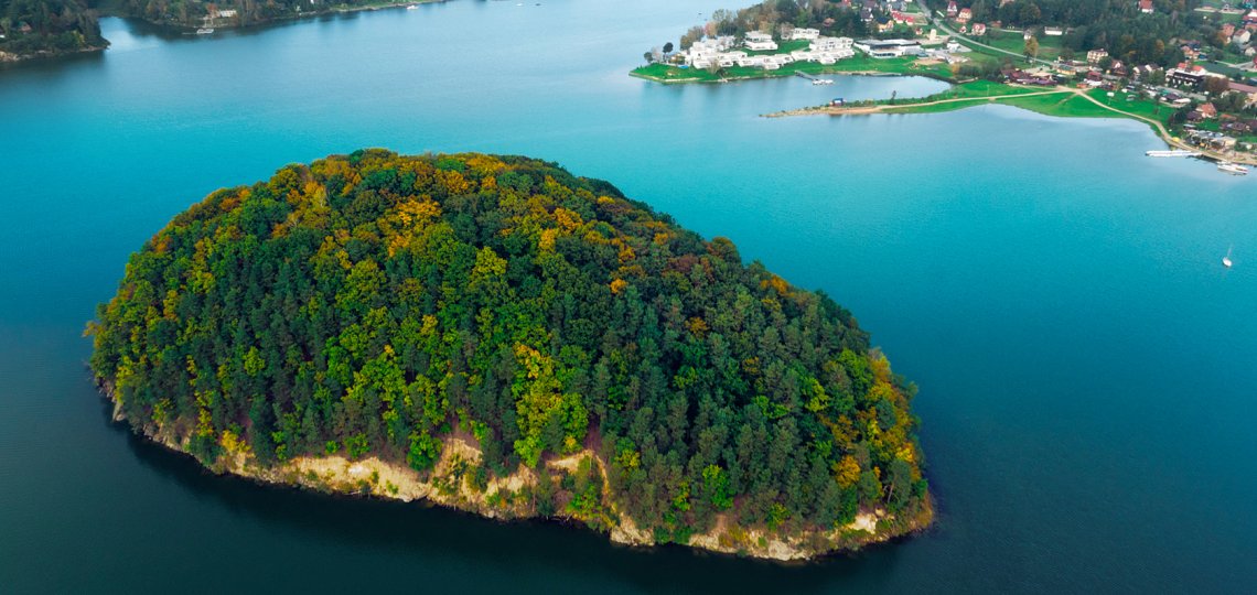Resort o standardzie hotelu nad jeziorem w górach
