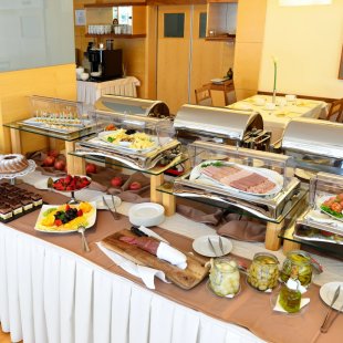 Hotel Lovec breakfast food