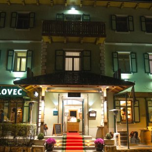 Hotel Lovec Pub Lovec outside