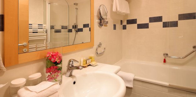 Picture of Hotel Lovec bathroom with bathtub