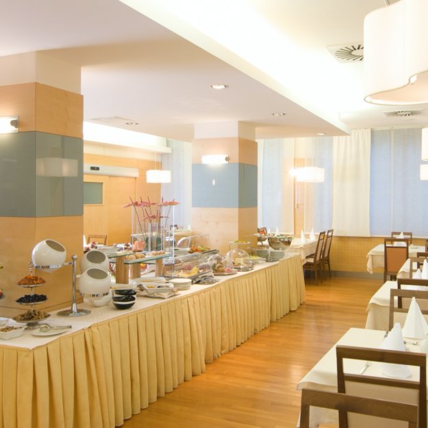 Hotel Lovec breakfast room