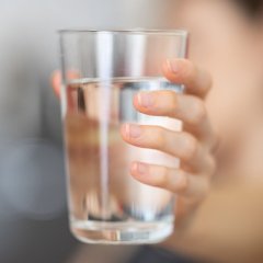 Woda radoczynna - czym jest i czy naprawdę pomaga? Fakty i mity