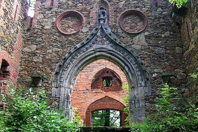 Ruinen ehemaliger Festungen und Paläste