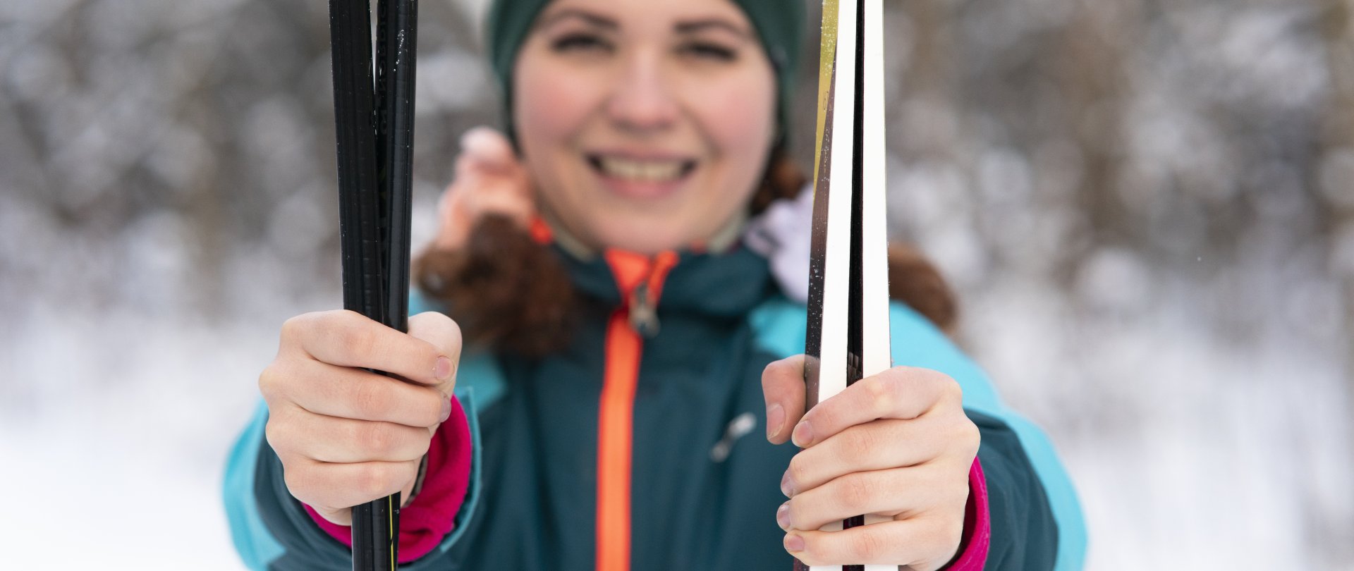 Pierwsze kroki na stoku - jak wybrać idealne narty dla początkujących