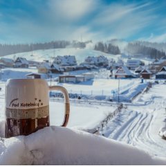 Ferie zimowe w wersji PRO. Narty, siłownia i relaks 100 metr&oacute;w od stoku