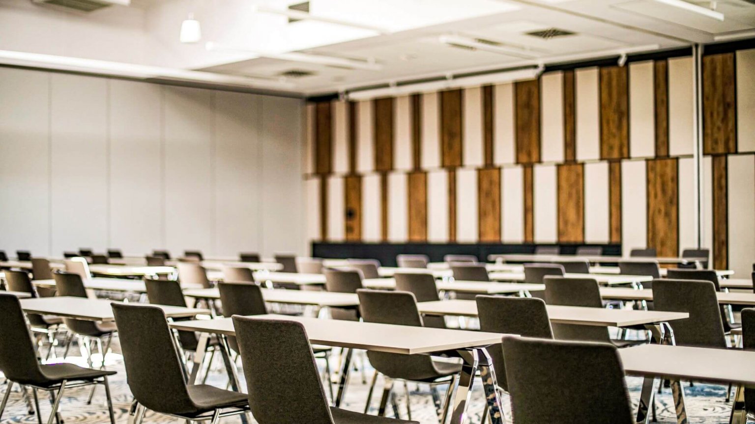 widok sali konferencyjnej w Sopocie, krzesła i stoły