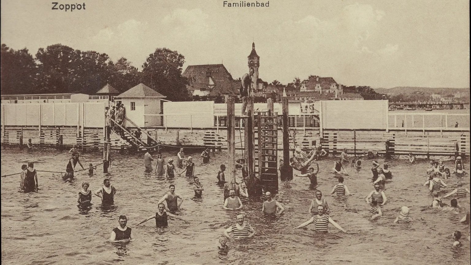 Krótka historia sopockiego kąpieliska. Od wozów kąpielowych do SUP'ów. 