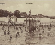 Krótka historia sopockiego kąpieliska. Od wozów kąpielowych do SUP-ów.