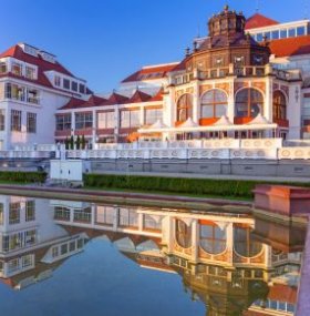 NEAR THE ATTRACTIONS OF SOPOT AND GDANSK
Our hotel is located just 250 meters from the beach, in the green and peaceful surroundings of Sopockie Błonia. The unique location offers a full seaside atmosphere while also being close to important points on the Tricity map. You can reach the famous Bohaterów Monte Cassino Street within 10 minutes on foot, while the historic part of Gdańsk and the most important tourist attractions of the Tri-City and the region can be easily accessed by car or public transport.
Our location in the heart of the metropolis makes this facility ideal for business travel, while our perfectly equipped conference and exhibition infrastructure can offer a welcome space for important meetings, events and conferences. Our hotel has parking spaces at the facility.
 
