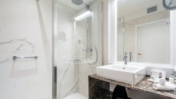 Łazienka w pokoju Family w Radisson Blu Hotel, Sopot.