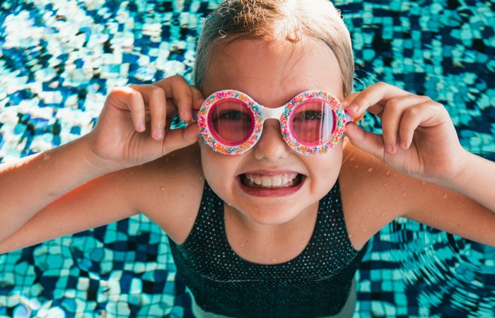 Dziewczynka w basenie Radisson Blu Hotel, Sopot.