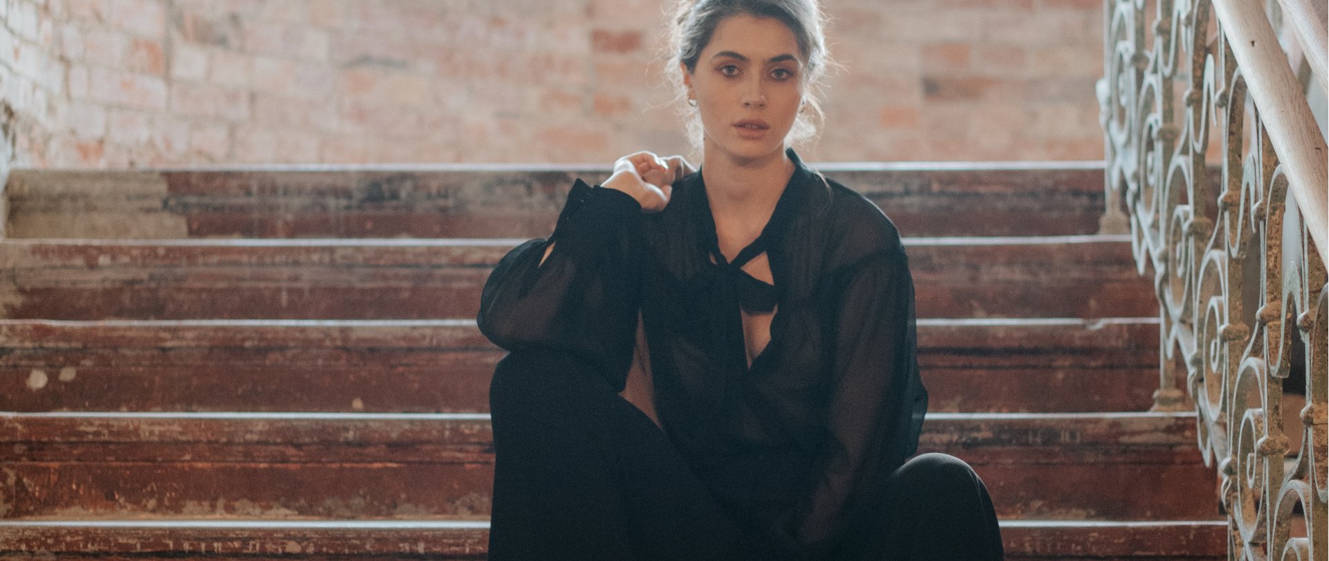 Muzyczny występ na zabytkowej klatce schodowej