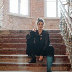 Muzyczny występ na zabytkowej klatce schodowej