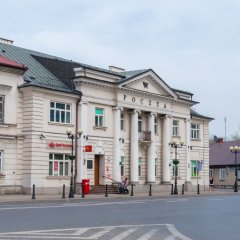 Klasycystyczny budynek Poczty Polskiej
