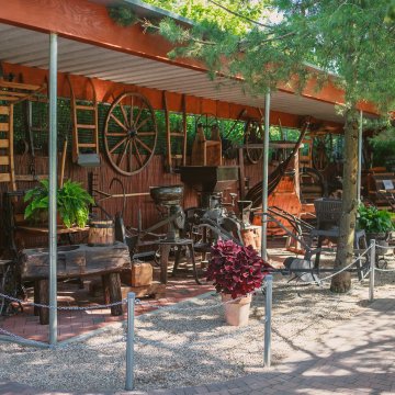 Sala w restauracji jeszcze dostaje uroku, gdy wieczorem zapalają się światła.