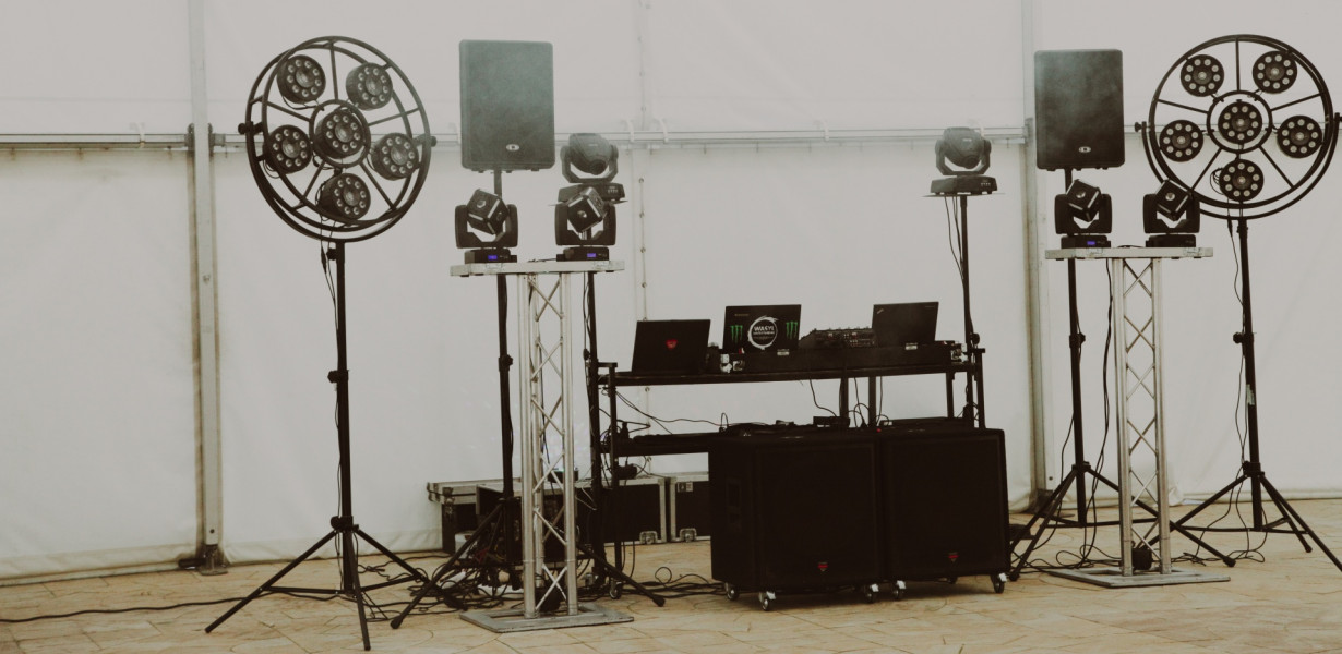 Die Bühne und musikalischer Rahmen