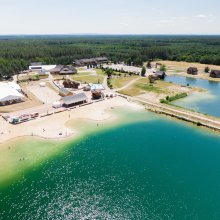 Plaża blisko Was – pomysł na jednodniowy wakacyjny reset w Zatoce Bajka