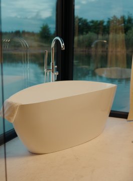 Houseboat nad jeziorem
