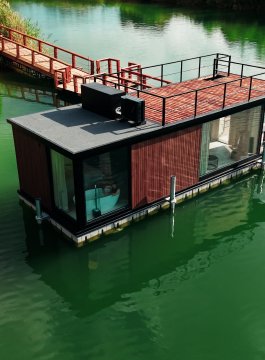 Houseboat nad jeziorem
