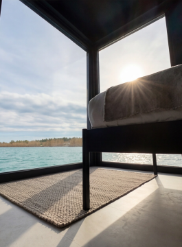 Houseboat nad jeziorem