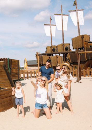 Explore<br />
the bay