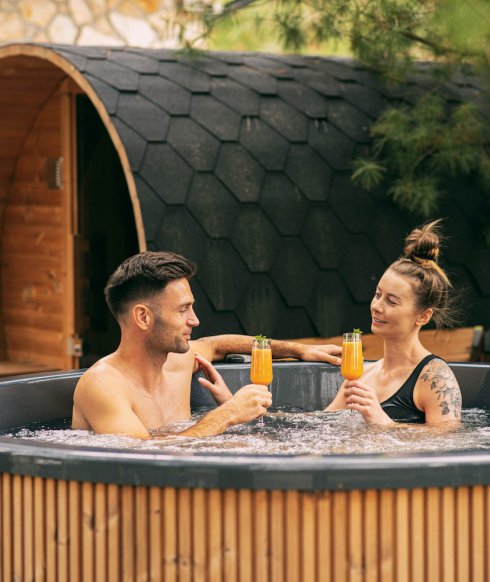  Jacuzzi pod drzewami 