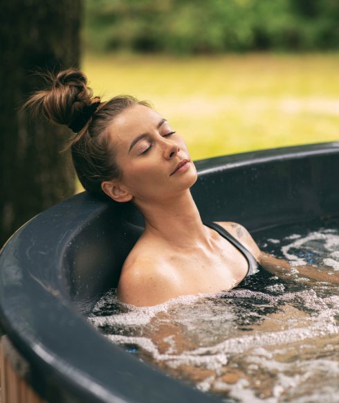  Jacuzzi pod drzewami 