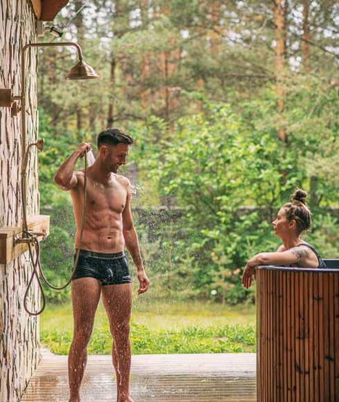 Stylizowane prysznice pod gołym niebem 