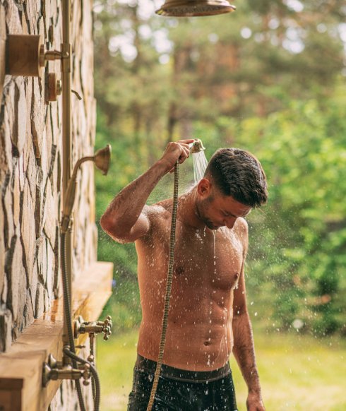 Stylizowane prysznice pod gołym niebem 