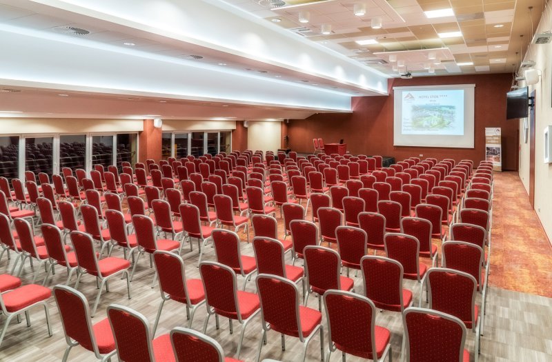 6 konferenčních sálů