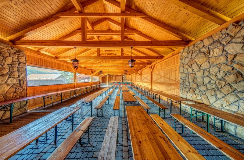 Na świeżym powietrzu, pod dachem