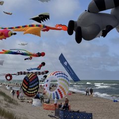Międzynarodowy Festiwal Latawców w Dąbkach – magia kolorów nad morzem!
