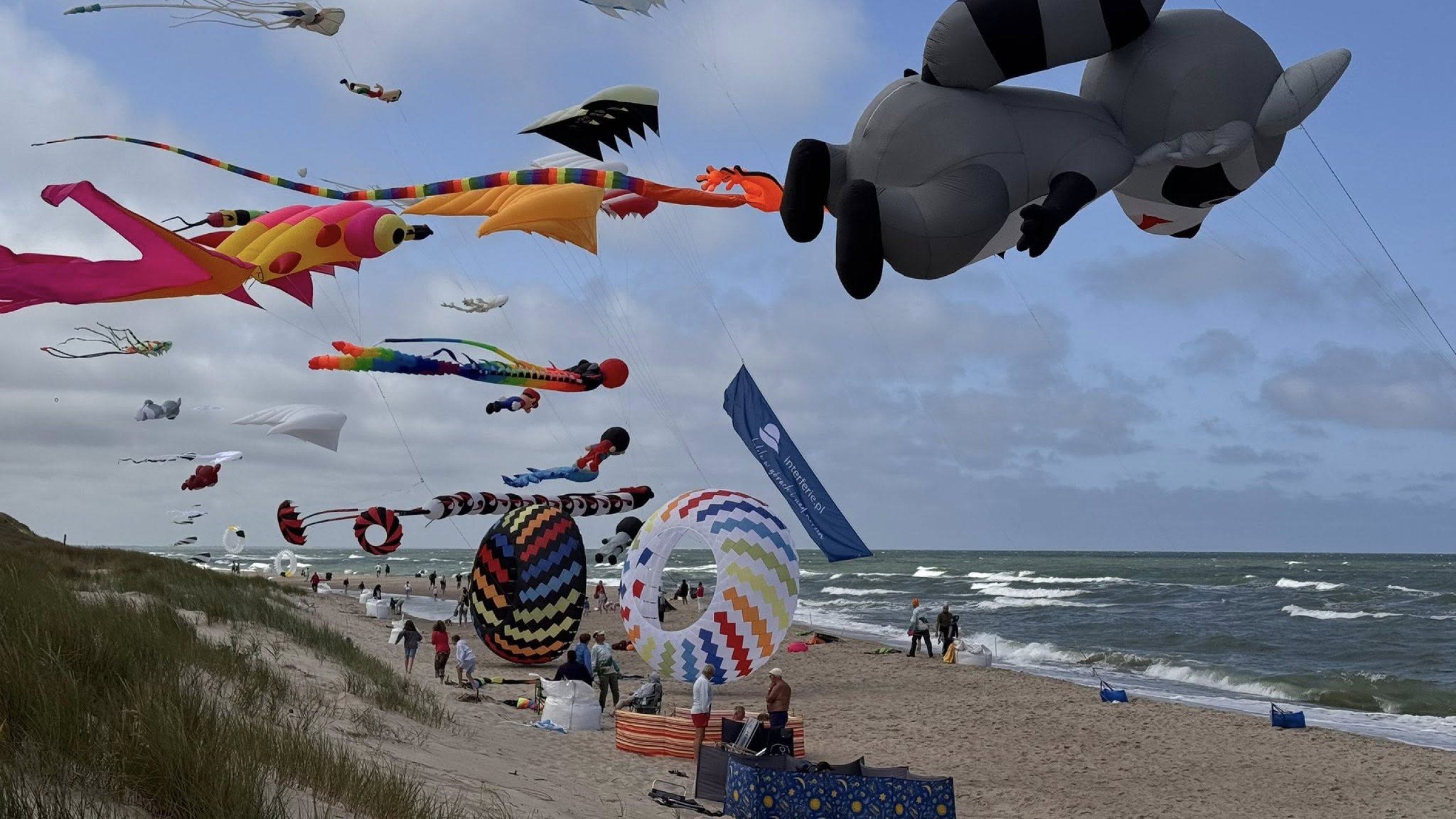 Międzynarodowy Festiwal Latawców w Dąbkach – magia kolorów nad morzem!