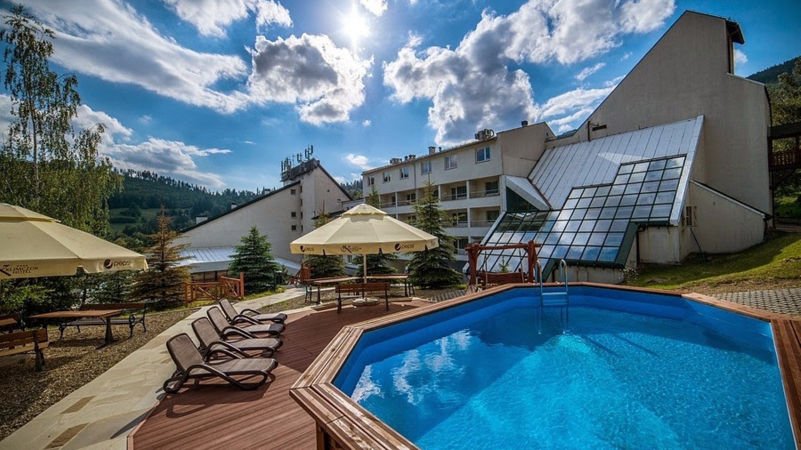 Basen letni i taras słoneczny