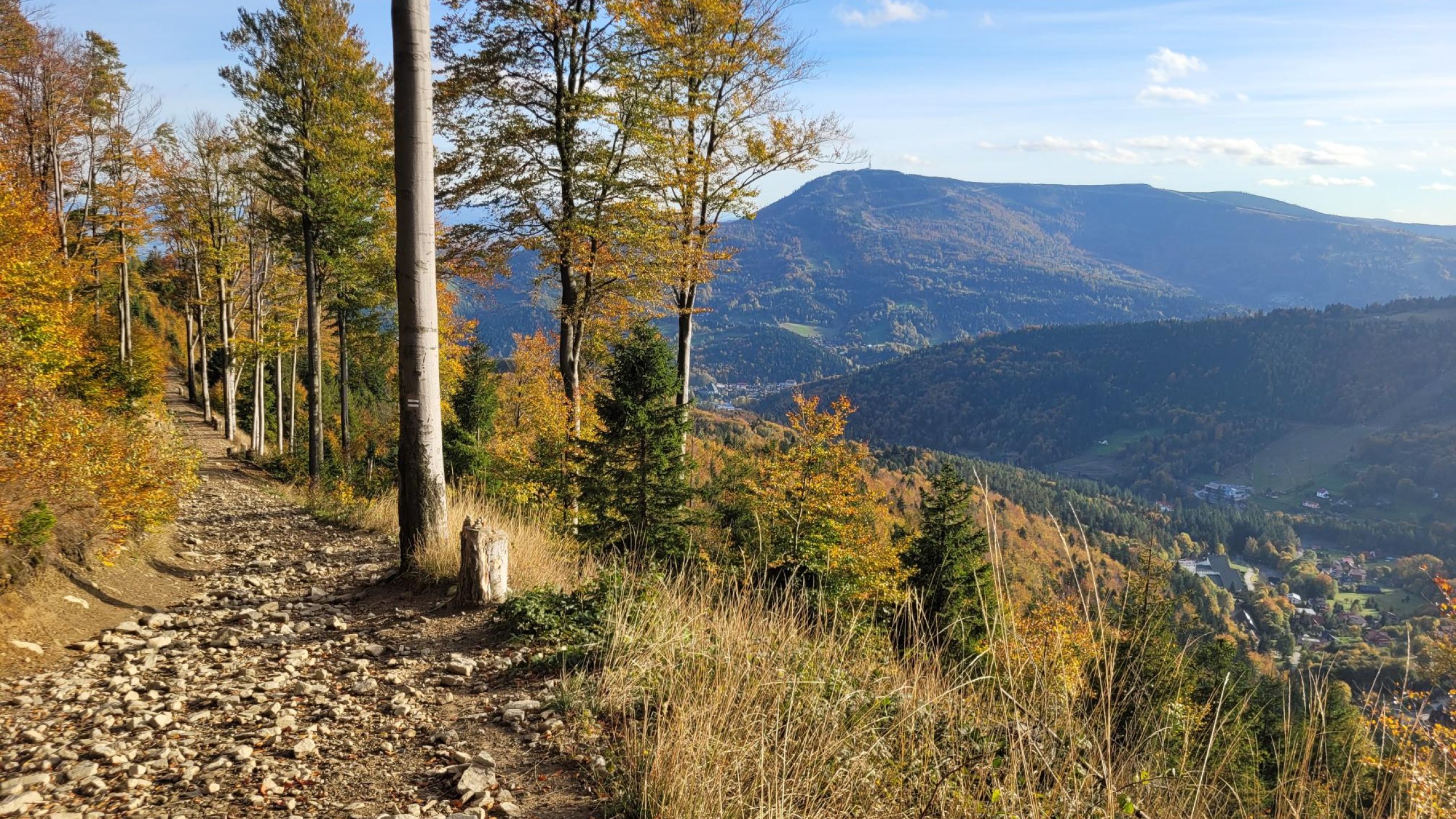 Przełęcz Karkoszczonka – ważny węzeł turystyczny w Beskidzie Śląskim
