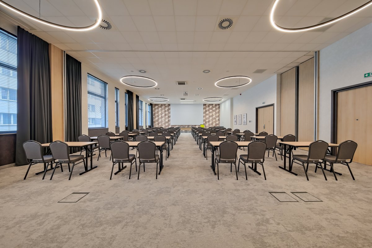 Sala konferencyjna Barcelona '92 w centrum konferencyjnym o3meet na warszawskim Mokotowie — układ szkolny
