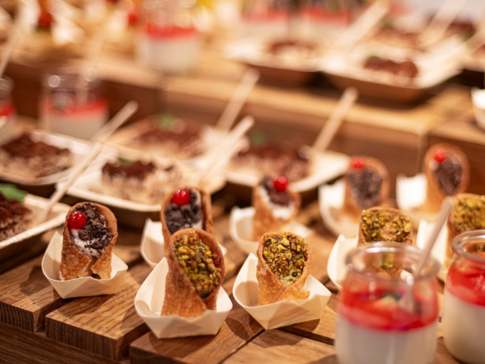 Individual desserts at a corporate evening at o3meet Warsaw