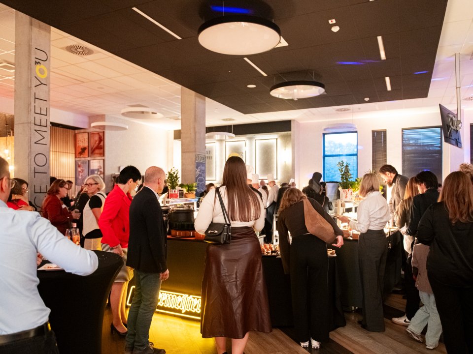 Corporate event at o3meet Warsaw Mokotów — guests in the conference centre foyer
