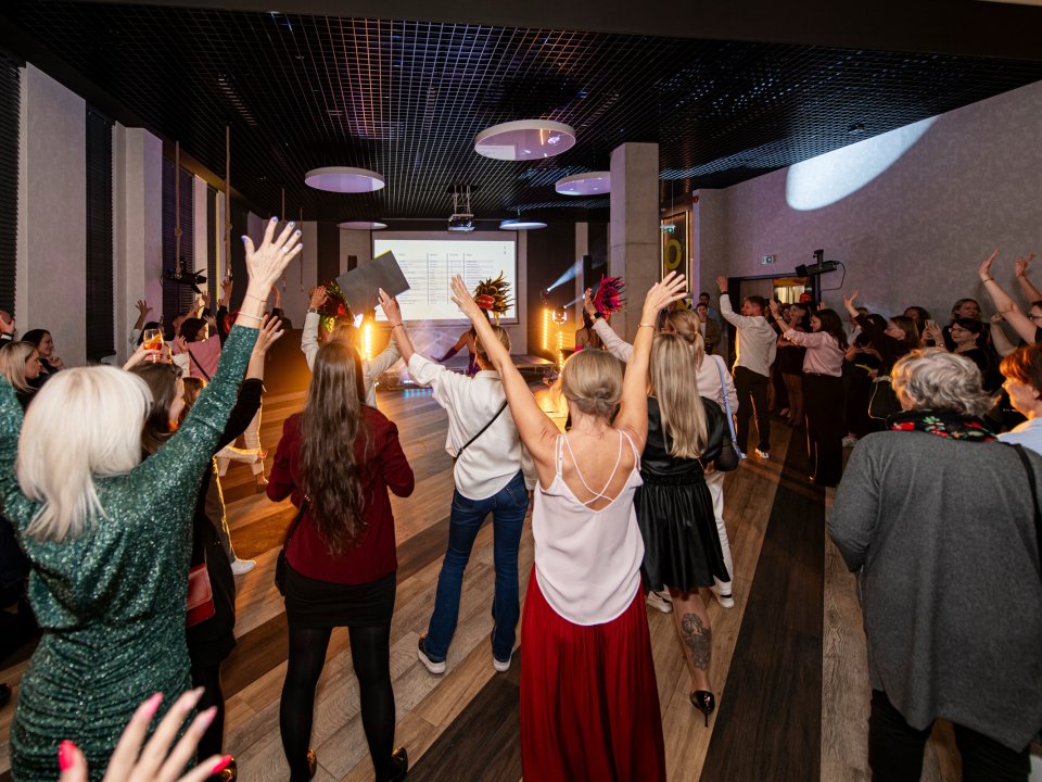 A packed dance floor at a corporate party at o3meet Warsaw