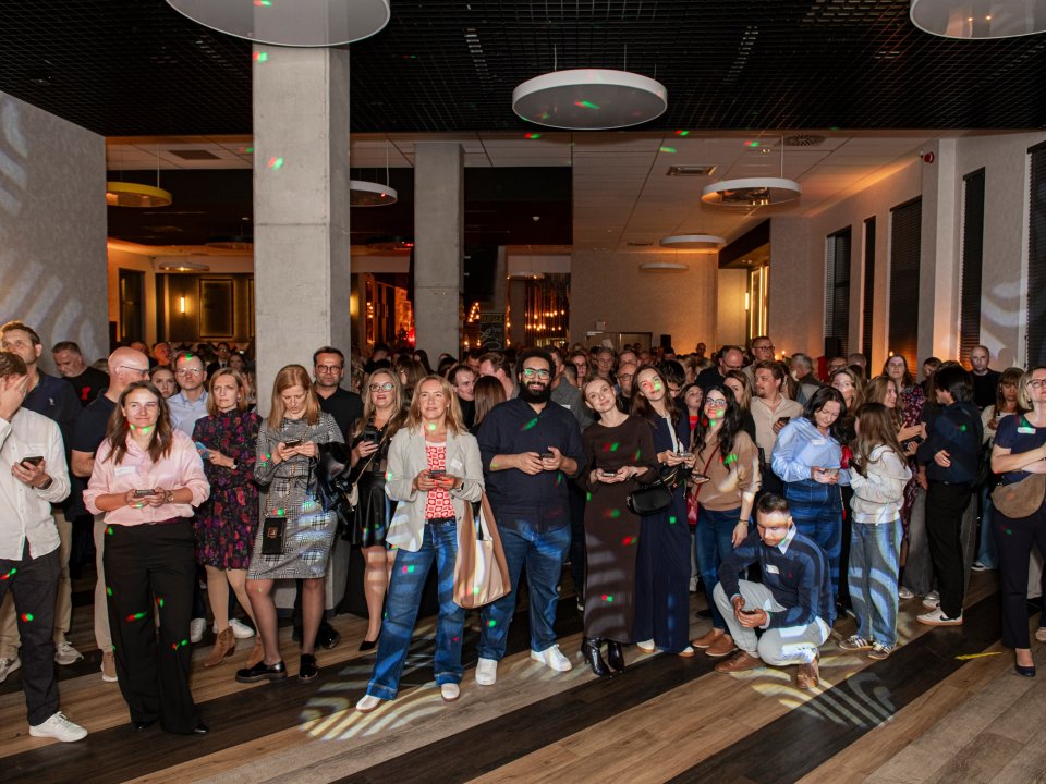 A full room during the stage programme of a corporate evening at o3meet